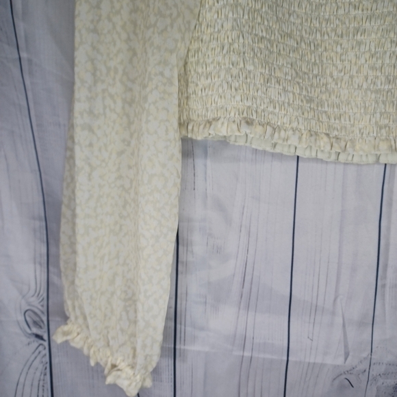 Aritiza Wilfred Wistful Blouse Smocked V-neck Contemporary blouse - Picture 12 of 16